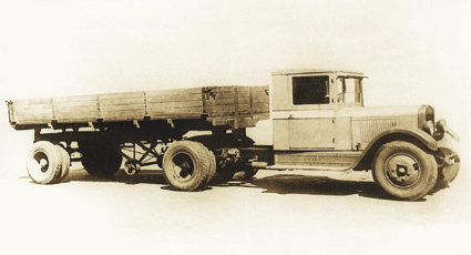 Седельный тягач ЗИС-10, предназначавшийся для работы с 6-тонным полуприцепом ПП-1 и выпускался мелкими сериями с 1936 по 1942 г. Фото из архива Д.Д. Арансона.
