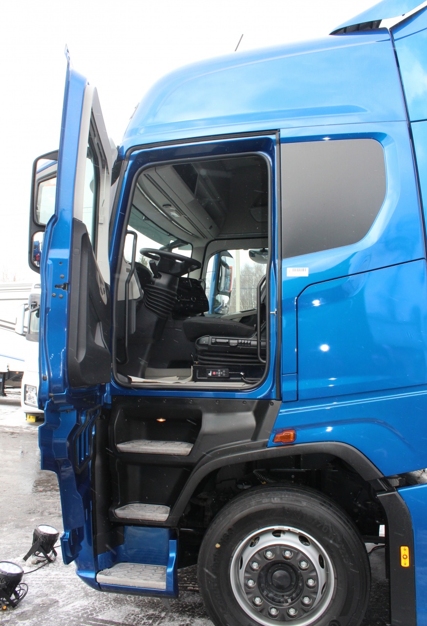 Кабина грузовика с внутренней высотой 2,16 м выполнена по технологии сutting-edge.JPG