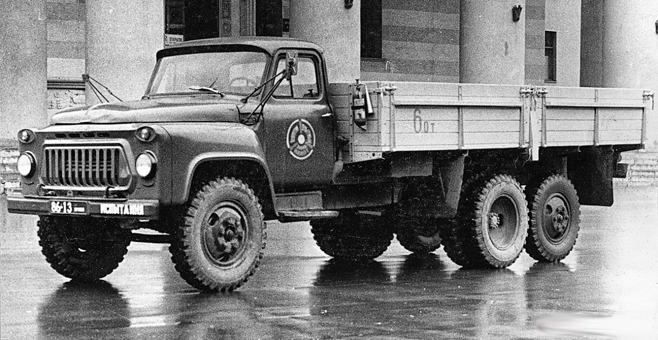 ГАЗ-53 НИИАТ с подъемным мостом. В отличие от ЗИЛа ленивец на этой машине был всегда опущенным.jpeg