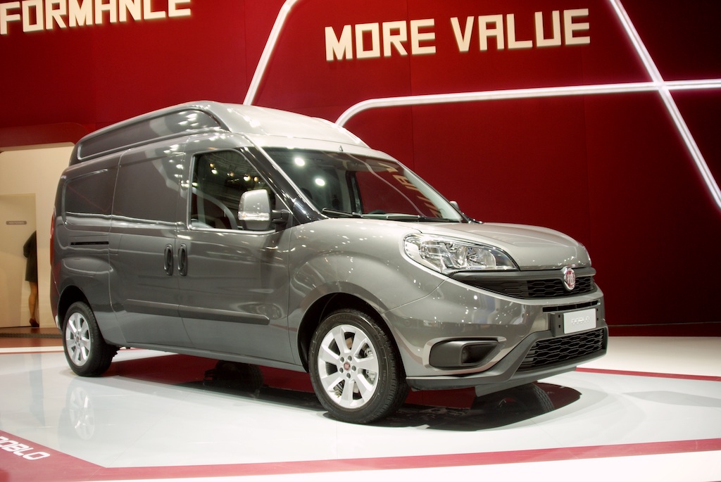Еще одна новинка от концерна Fiat — обновленный «каблучок» Doblo. Причем обновленный весьма серьезно — снаружи новая редакция развозной машины разительно отличается от предыдущей, а внутри появилось широкое пассажирское кресло, рассчитанное на двоих сед