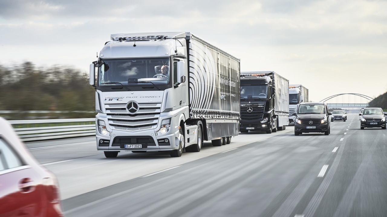 mercedes-benz-trucks-autonomous-convoy.jpg