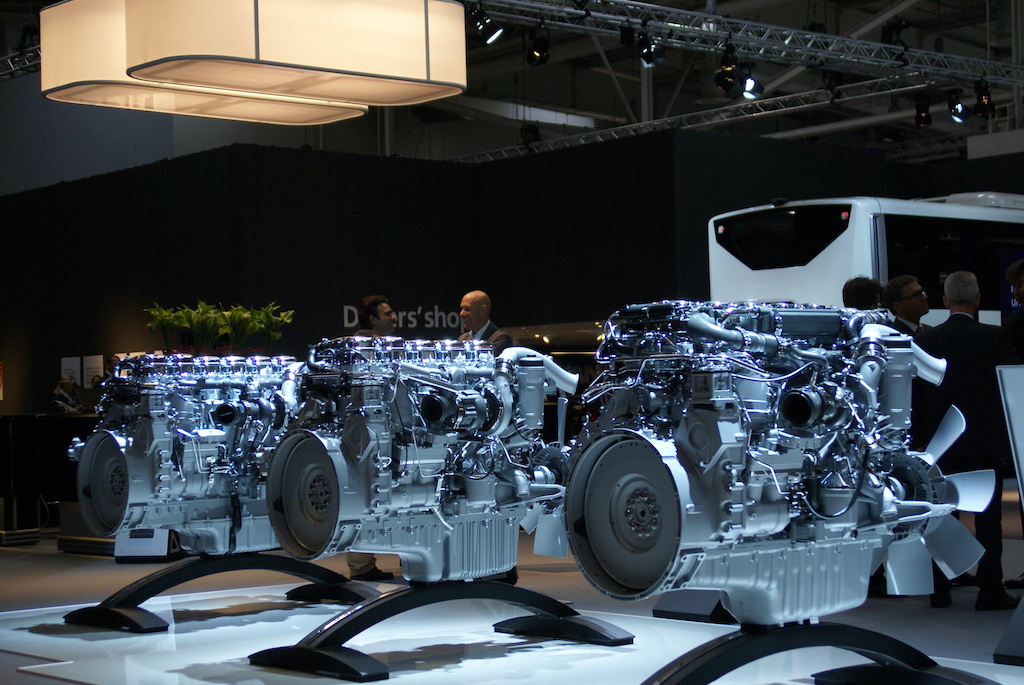 Два года назад, когда Iveco предложила рынку двигатели Евро-6 только с каталитической системой SCR без рециркуляции выхлопных газов EGR. Разговоры оппонентов свелись к тому, что это тупиковый путь и без EGR не обойтись. В Ганновере Scania тоже решилас