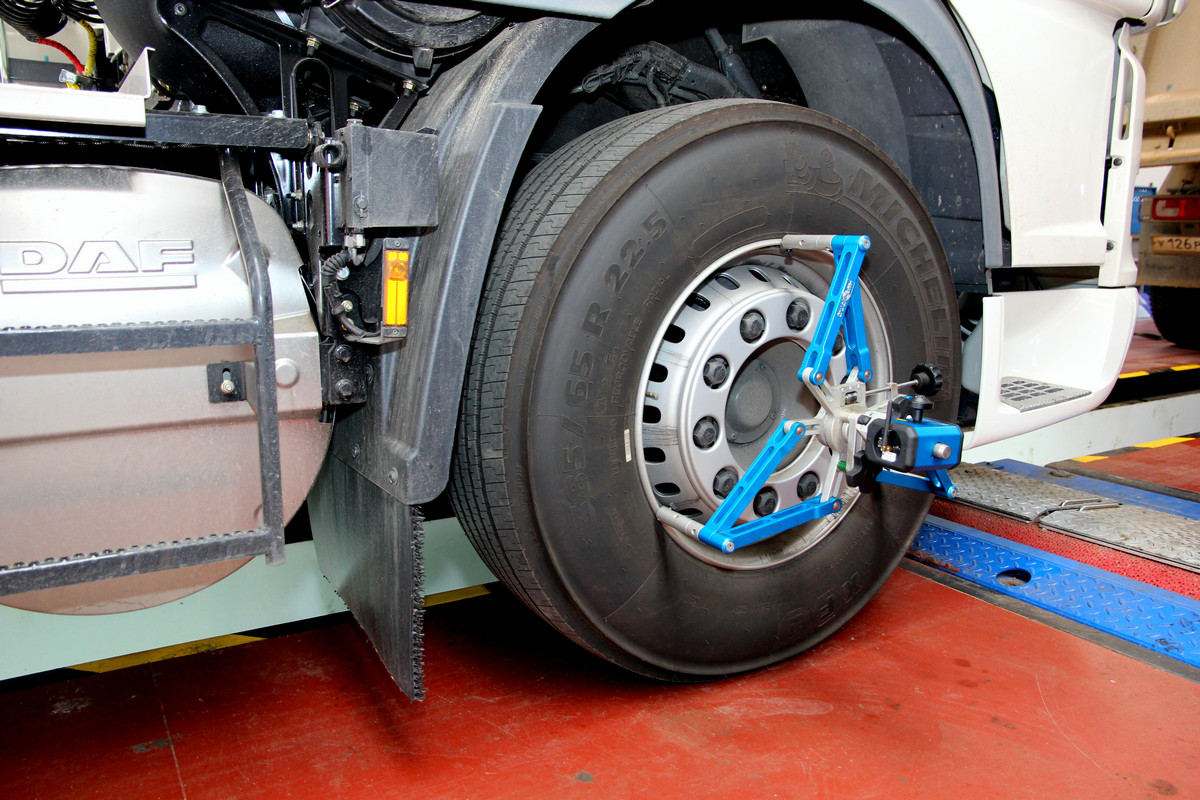На ходимость ступичных подшипников оказывает влияние также и правильность углов схождения колес. После ремонта узлов с заменой подшипников или модулей обязательно проверьте углы установки колес