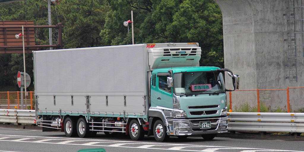 3-Все-производители-японских--грузовиков-выпускают-4-осные-машины.jpg