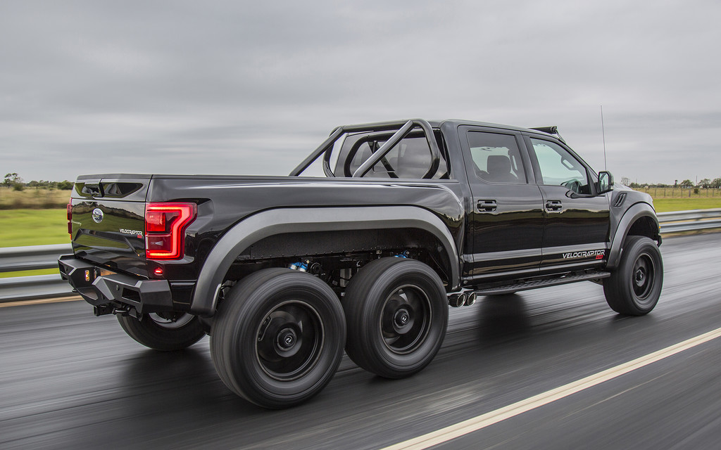Трехосный пикап Ford F-150 Raptor на дороге