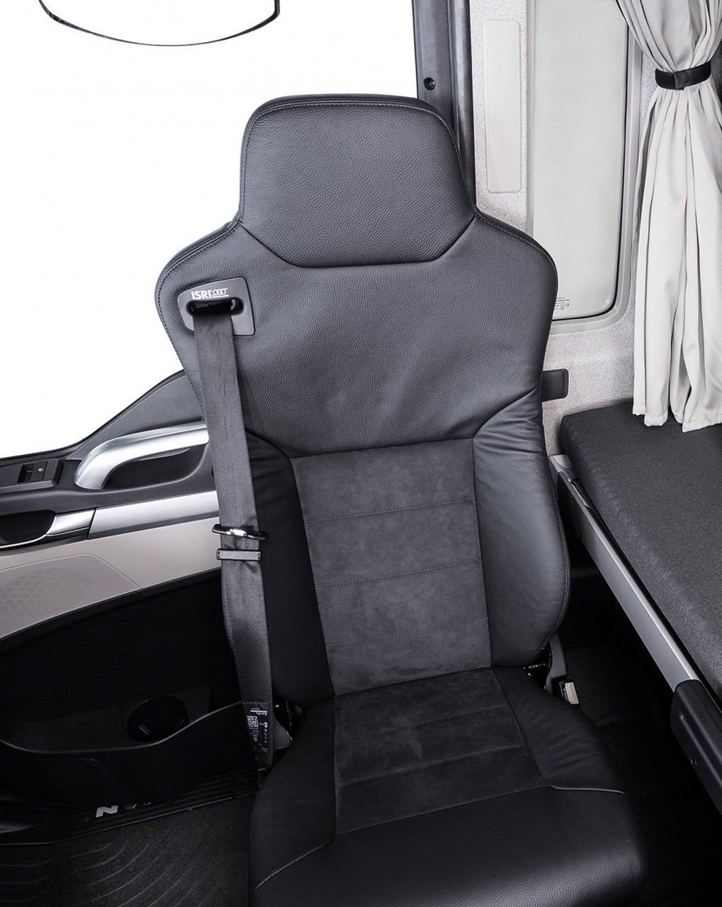 Фото сиденья: Вращающееся сиденье переднего пассажира с комбинированной обивкой из кожи и алькантары обеспечивает больший комфорт во время отдыха