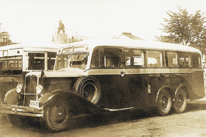 В Москве иностранных туристов возили на ЗИС-люкс - обтекаемом туристическом автобусе, созданном на удлиненном шасси ЗИС-6, кузова для таких автобусов изготавливались в 1934 г. кузовным цехом «ЗИСа». Фото из архива А. С. Исаева.