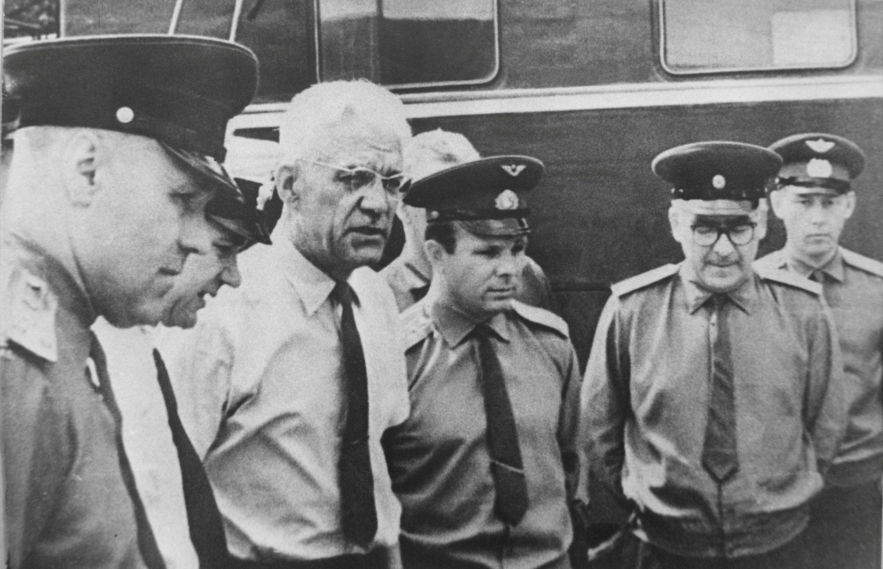 В.А. Грачев с Ю.А. Гагариным и другими представителями ВВС около ЗИЛ-135П после его осмотра..jpg