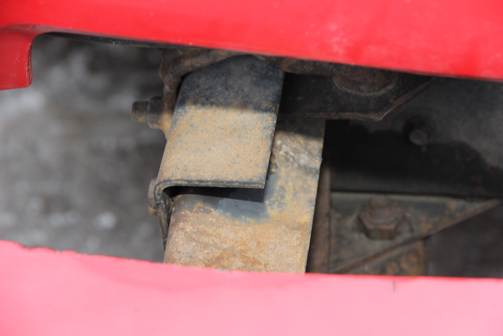 Загляните в щель между нижним краем кабины и бампером: кривые лонжероны — явный признак былой аварии