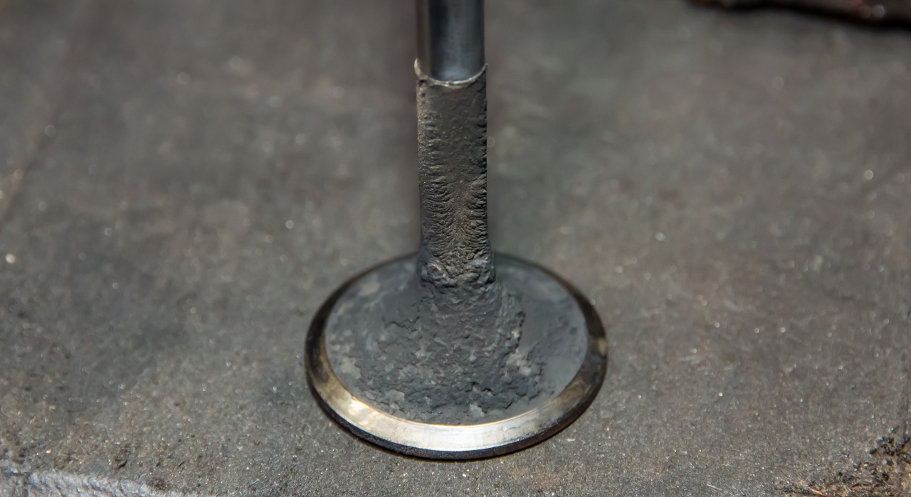 Признак того, что моторное масло проникало в цилиндры через зазор втулки клапана — сильный нагар на стержнях и тарелках.jpg