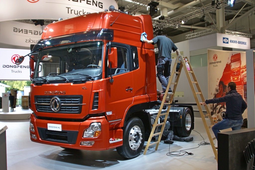 Тягач Dongfeng Kinland Flagship (Флагман) стоимостью 70 тысяч евро ориентирован на небогатых перевозчиков. Представители марки нескромно сообщали, что при создании Флагмана инженеры ориентировались на лучшие европейские образцы «дальнобойной» техники. О