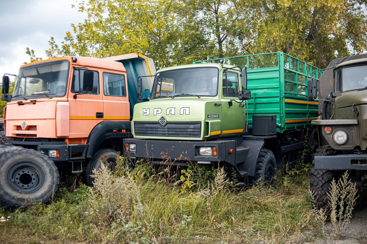 Зеленый грузовик — это «Урал»-432065, универсальная полноприводная машина для сельскохозяйственных работ. Прототип 2012 года. Фото: Д. Шумин