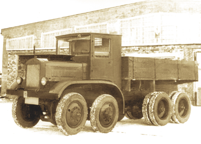 «ЯГ-12» стал первым советским автомобилем, оснащенным приводом на все колеса, к сожалению, в 1932 г. построили только один опытный образец. 