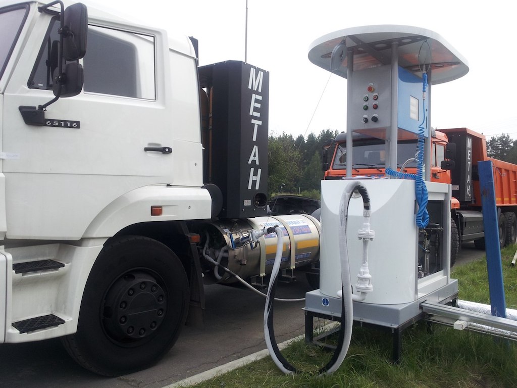 Сжиженный газ предпочтителен на дальних маршрутах, но требует сложной технологии хранения и транспортировки.jpg