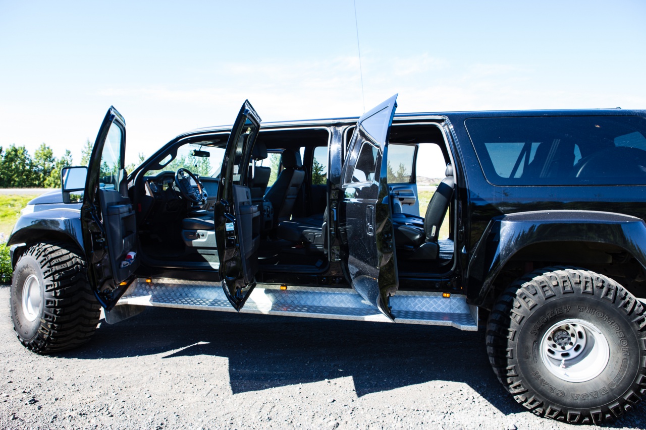 10-местный Ford Excursion.jpg