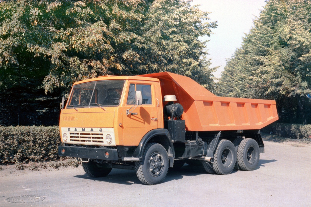 Самосвал КАМАЗ-5511 грузоподъемностью 10 тонн начали выпускать в 1977 году