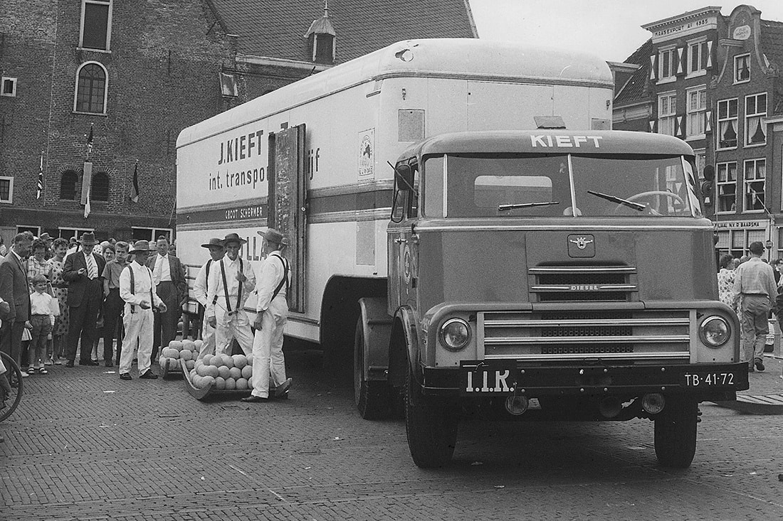 DAF 2000 DO 1957 год. Сырный рынок в Алкмааре.jpeg