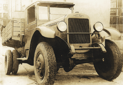 Автомобиль повышенной проходимости ЗИС-32 появился в начапе 1939 г., однако развернуть его крупное производство помешала начавшаяся война. Фото из архива Ю. А. Долматовского.