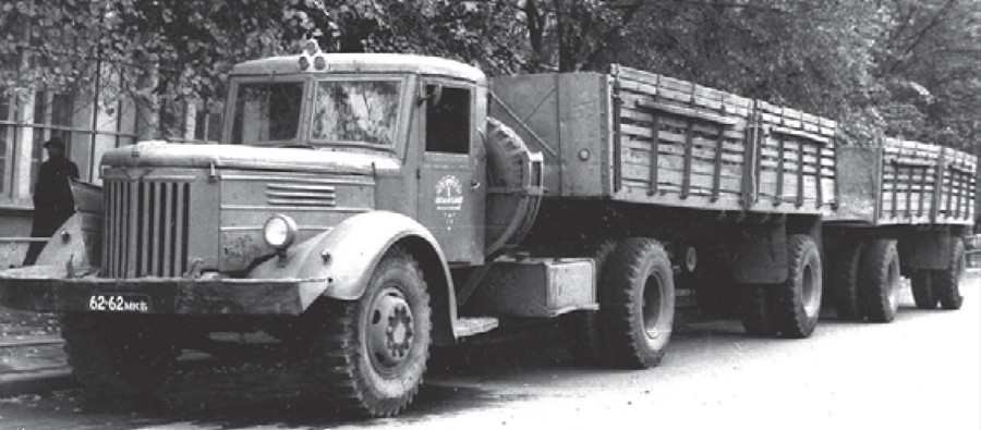 Седельный тягач МАЗ-200М с двумя полуприцепами-платформами МАЗ-5215, 1958-1960 гг.