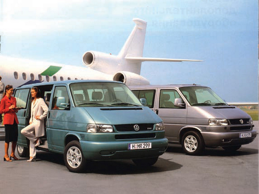 Микроавтобусы «Мультиван» и «Каравелла»в аэропорту, 1999 год