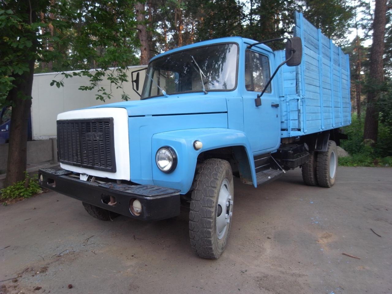 ГАЗ 3307 - массовыи развознои грузовик в последние годы существования СССР .jpg