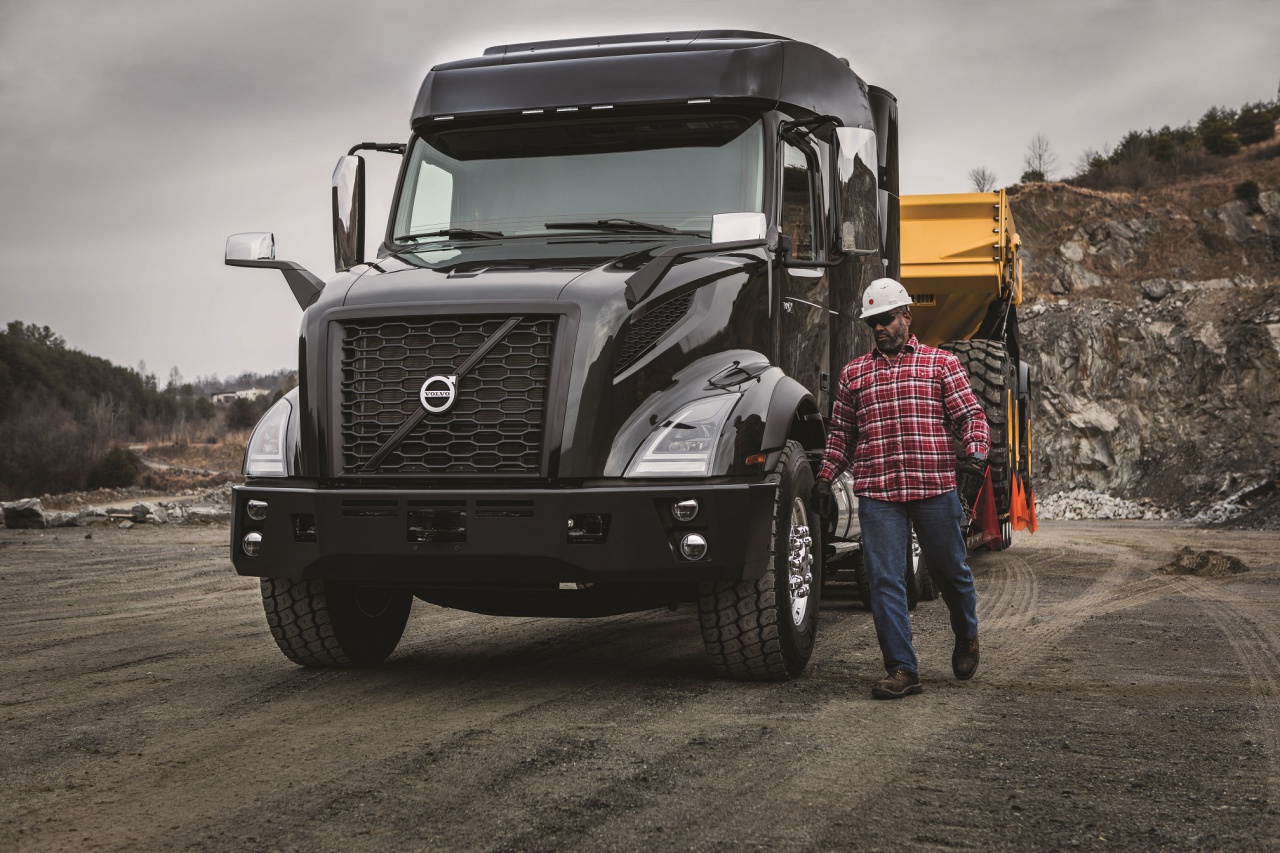 Volvo-VNX-Series-9-VNX-hood740.jpg