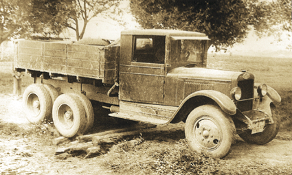 Трехосный грузовой автомобиль ЗИС-6 выпускался с 1934 по 1941 г. и был незаменим на российском бездорожье. На его шасси устанавливались гвардейские минометы БМ-13 и БМ-14, прозванные в народе «катюшами». Фото из фондов музея «АМО ЗИЛ».