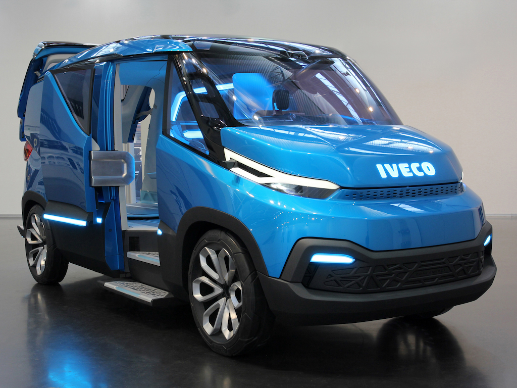 В концепте Iveco Vision прежде всего привлекают прозрачные стойки кабины: для развозной машины — отличное решение! Недалека от серийной реализации и технология, предложенная Iveco. Их концептуальный фургон Vision располагает системой, которая сканирует 