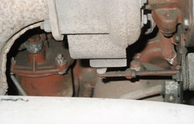 Чтобы снять топливный фильтр грубой очистки (1) и масляную центифугу (2), необходимо демонтировать турбину (3)