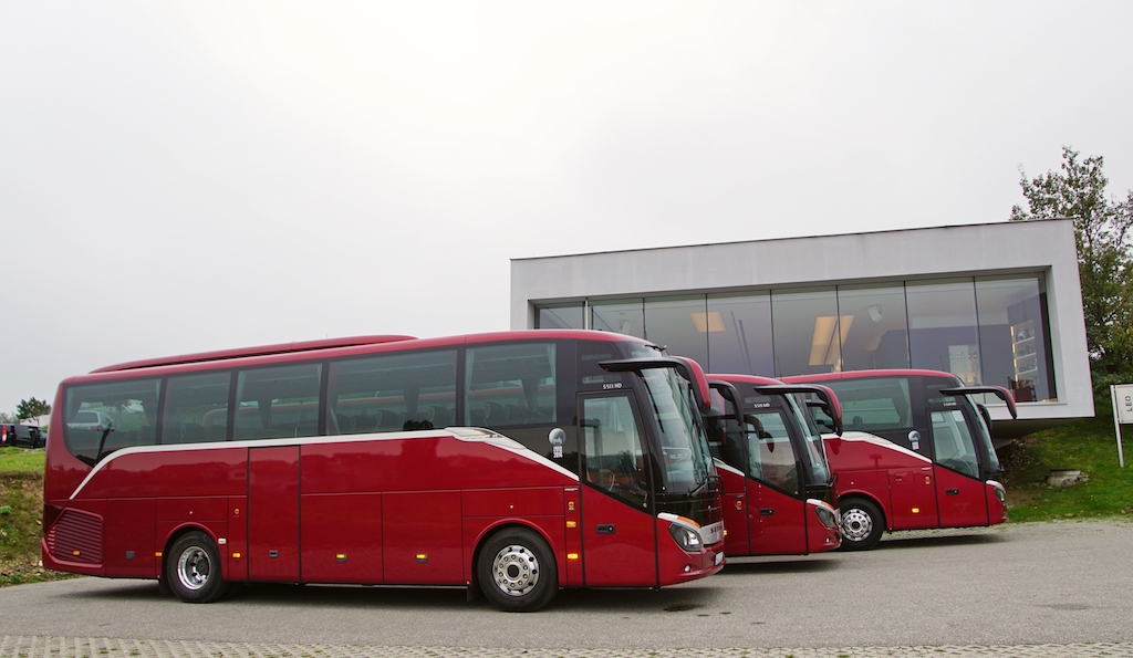14 Setra 511 HD на переднем плане выше 516 MD что в середине на 210 мм.jpg