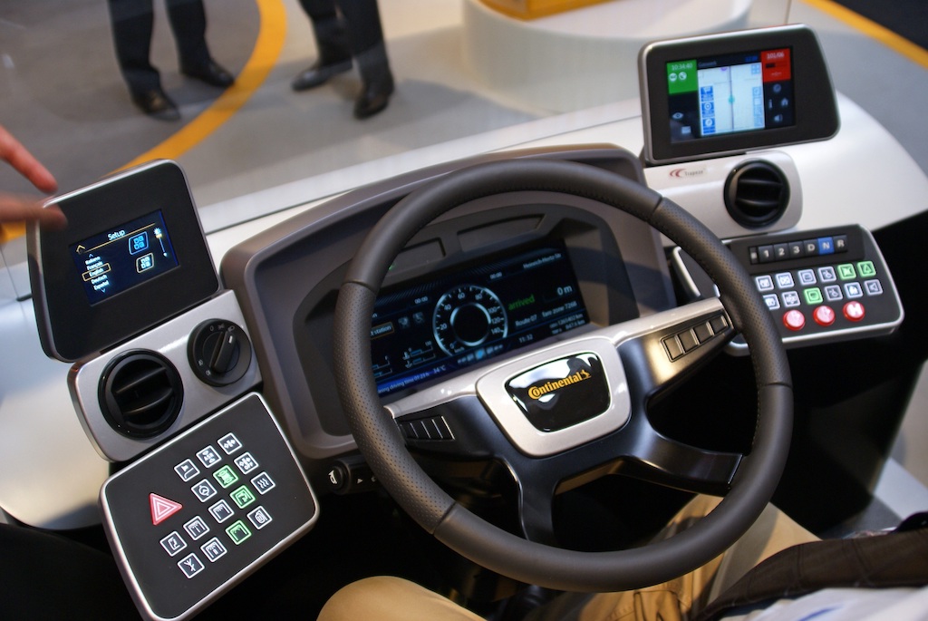 18 Continental не первый год предлагает модульную систему органов управления и полностью цифровой дисплей с фантастическими возможностями получения информации. Появление — только вопрос времени..JPG